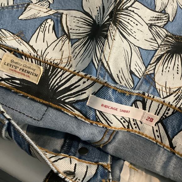 Levi’s Farm Rio Ribcage Denim Jean Shorts Button Fly Floral Print 28 - Picture 7 of 8